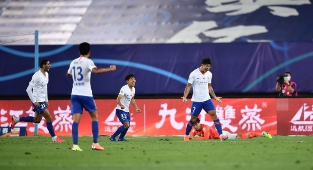 广州恒大|鲁能21岁红星走红！兑现5年前“打趴恒大”豪言，曾因看台玩手机被禁赛