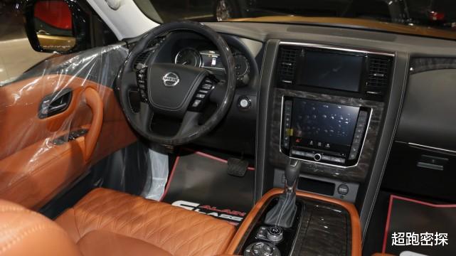 日产途乐|“沙漠金”日产途乐实拍，5米1的大块头配8座，气质拿捏到位！