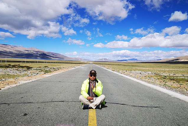 川藏公路|川藏线上的美女,举着“求RB”的牌子,这是什么操作?