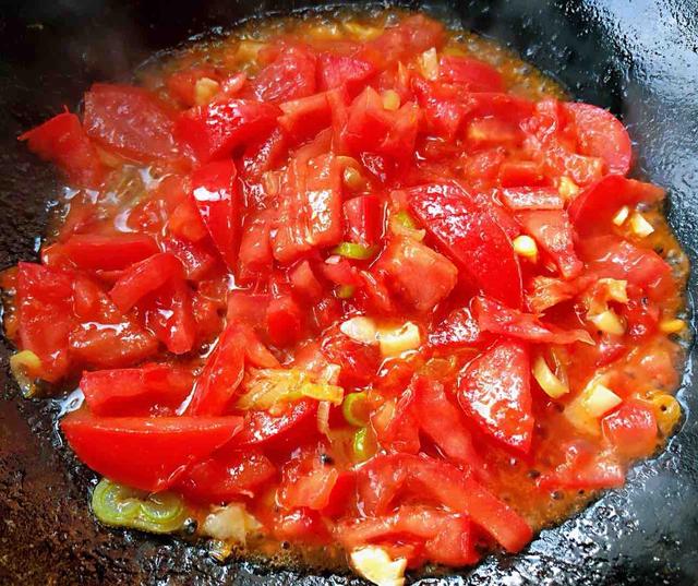 「金针菇」西红柿和“它”一起炒，润肠减脂，晚餐这么吃，衣服穿回最小码