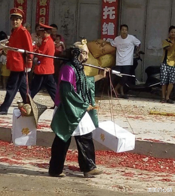 |形象很重要，做菜也要时刻保持着美丽，照一下看看妆没有花了