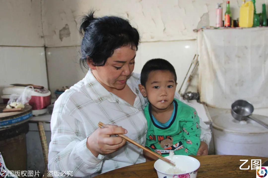 乙图|女子年轻时常遭哥哥暴力,匆匆嫁人,婚后两个孩子出生让她崩溃