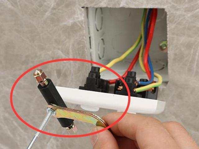 ▲家庭接电线别再用绞合了，老电工拿电钻这样接电线，效率高出十倍