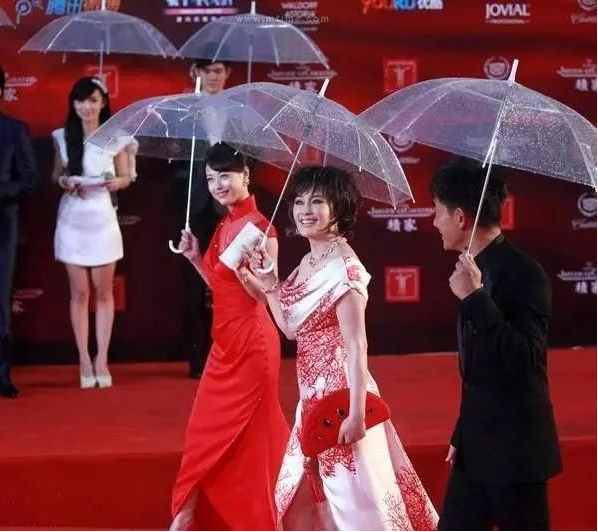 【周海媚】53岁周海媚和64岁刘晓庆同框，一个如少女，一个强行扮嫩