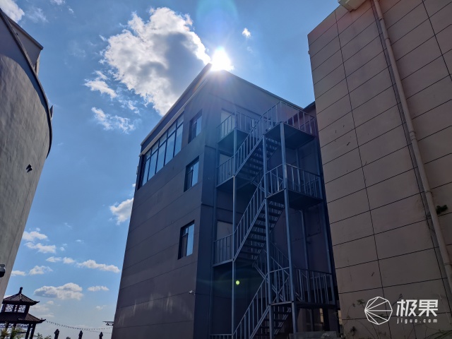 一加科技|一加8T动手玩：3399起，直屏旗舰值不值？