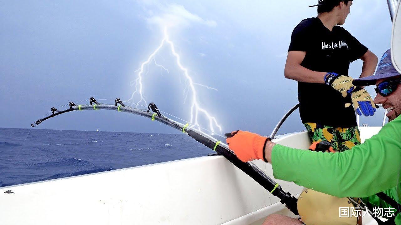 案件通报|男子晚上去湖中钓鱼被闪电击中,失去知觉后掉进水里淹死