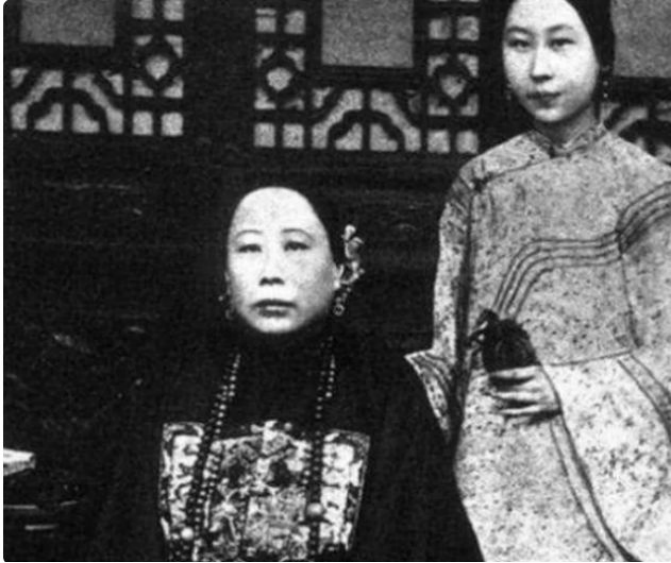 结婚@哥哥太穷妹妹太丑，两人干脆结婚，生下一个天下闻名的儿子