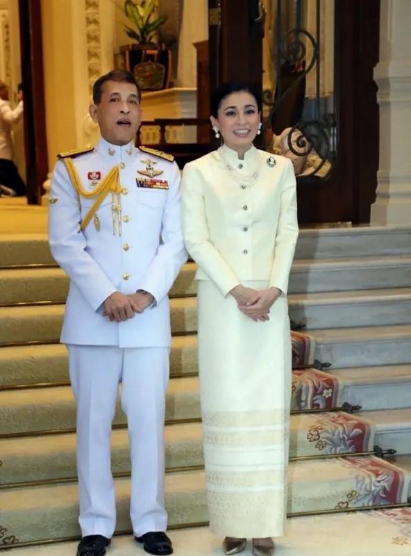 【泰国】泰王携20位妃嫔回国，庆祝结婚一周年，苏提达发\下跪照\讨他欢心