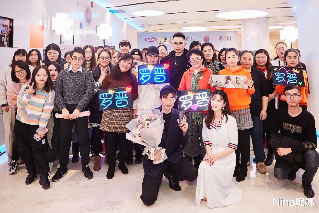 林青霞|罗晋当了爸也发福，40岁穿T恤牛仔裤像中年大叔，油腻大肚腩抢镜