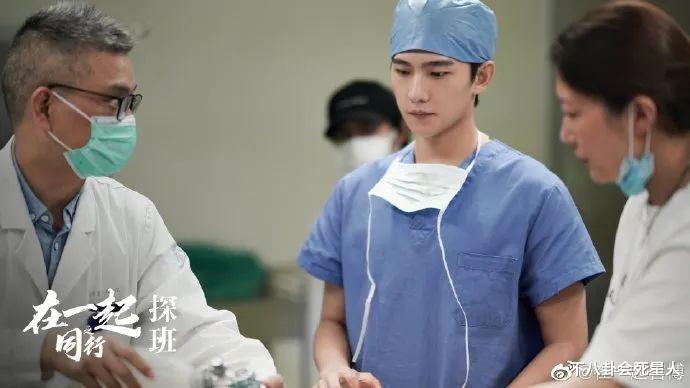 [杨洋]抗疫剧《在一起》官宣！杨洋靳东全员素颜演医生，黄景瑜被导演夸赞