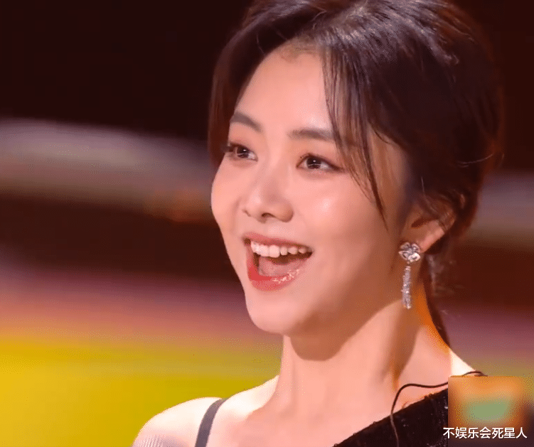 谭松韵|秦岚谭松韵同框画面太养眼，看清两人状态，确定有11岁的年龄差？