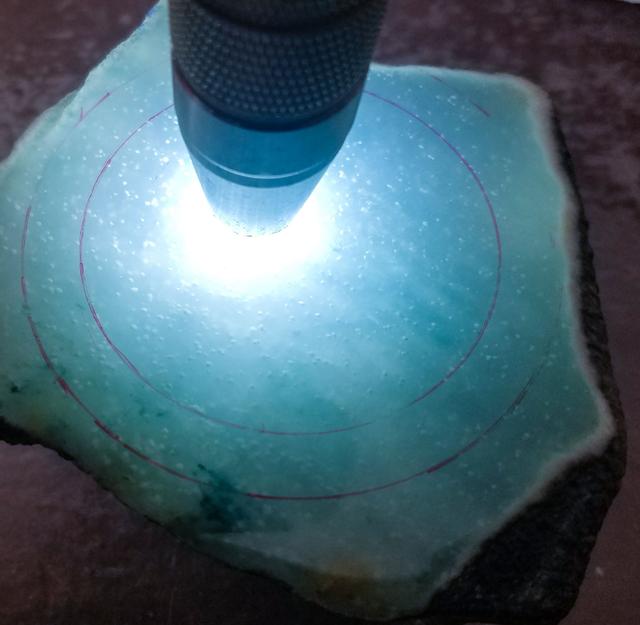 翡翠▲看翡翠怎么用手电筒，判断翡翠的品质和如何的检查瑕疵