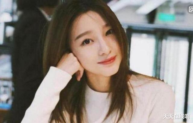 央视|她是央视美女主持，走秀时粉色内裤滑落仍坚持，坦言：谁爱看谁看