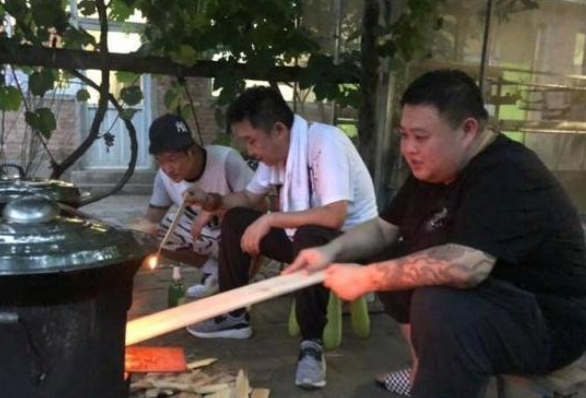 吴京|46岁吴京严重胖“失控”，穿T恤沙滩裤像中年大叔，啤酒肚比孙越还大