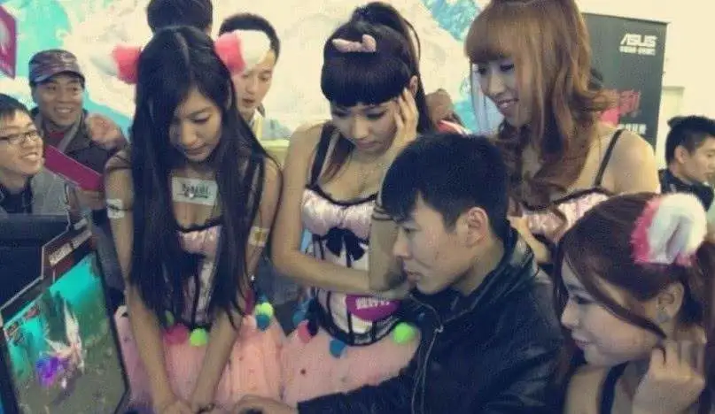 |女陪玩一边和智勋打游戏，一边做运动？人民网报道“比心”涉黄！