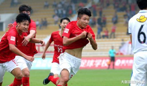 广州恒大|恒大19岁天才横空出世!替补出场60秒造关键进球:一球成名