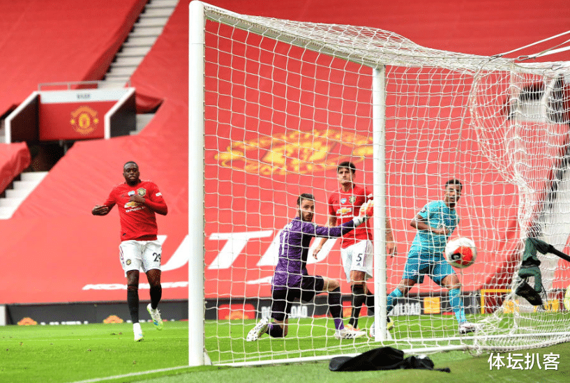 【曼联】曼联8800万巨星遭穿裆羞辱！队友站着看戏，德赫亚丢球毫无反应！