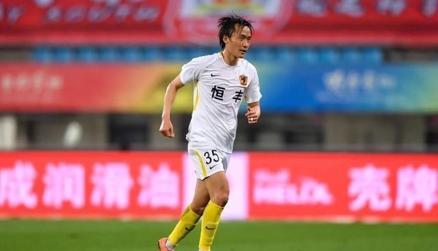 「杜威」前国足队长怒怼金玟哉,他踢过世界杯,两任前女友都是美女直播