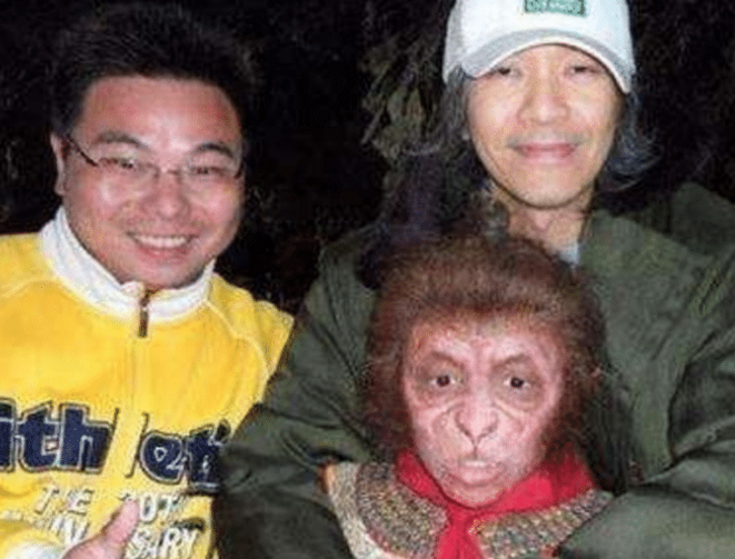 周星驰|亲妈都嫌他丑，13岁却被周星驰一眼看中爆红！20岁长成这样