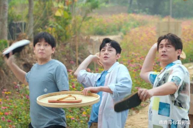 彭昱畅▲《向往4》想吃椰子，用拖鞋扔，有谁注意最后四人的脚？暴露地位