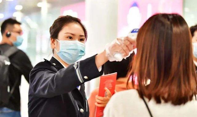 「留学生」英国留学生母亲怼网友“仇富”，我们转换角度来理性分析