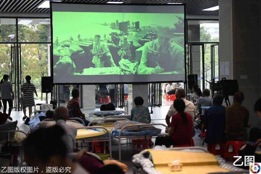 合肥|又见“方舱”：巢湖分洪14万人转移，学校体育馆8小时搭千张床铺