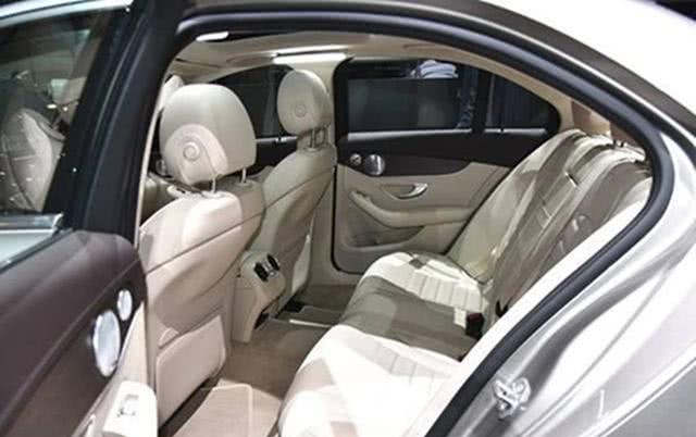 迈巴赫：奔驰这次真火了！买不起迈巴赫选它，配无框门不足30万，奥迪A6都眼红了