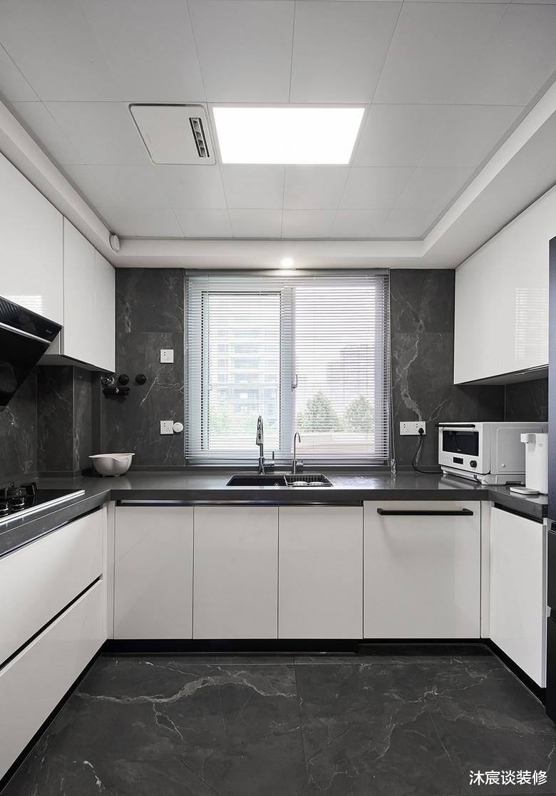 |走进她家，就被清爽不腻的氛围吸引，90㎡到处简约随性，非常舒适