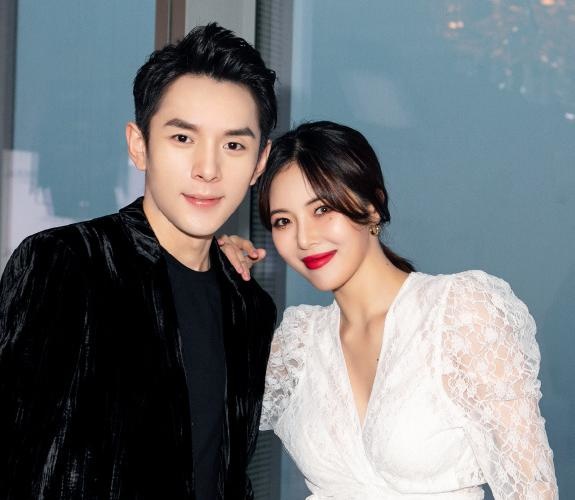 『金泫雅』有种对比叫“明星网红合影”,关晓彤泫雅还好,看到黄子韬:被黑了!