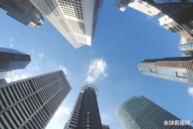 |美国姑娘到中国旅游，买完东西不结账就走，结果被老板叫住了