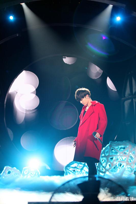 「华晨宇」难怪华晨宇忘不掉前女友，看到他和前任的合照，网友：瞬间明白了