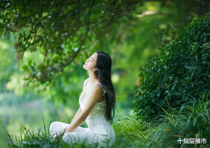 网红“森系女神”穿上白色连体裤，森林中像一朵野蔷薇