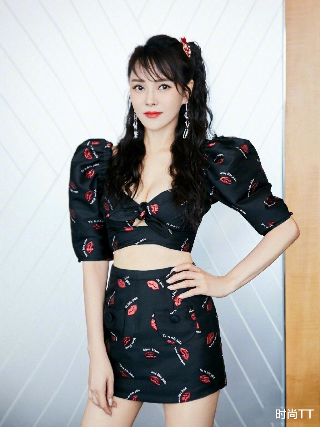 伊能静|伊能静携小10岁老公现身,躲怀里撒娇似少女,无奈未修图下太真实