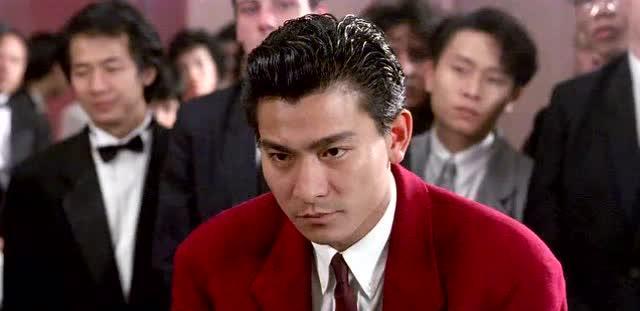 发型|男生别留“老背头”发型了,剪发时侧边分一条线,轻熟利落又帅气