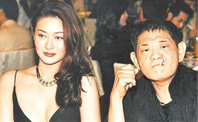 何傲儿@有钱能使鬼推磨？与小50岁干女儿玩“爷孙恋”，有超过一千名女友