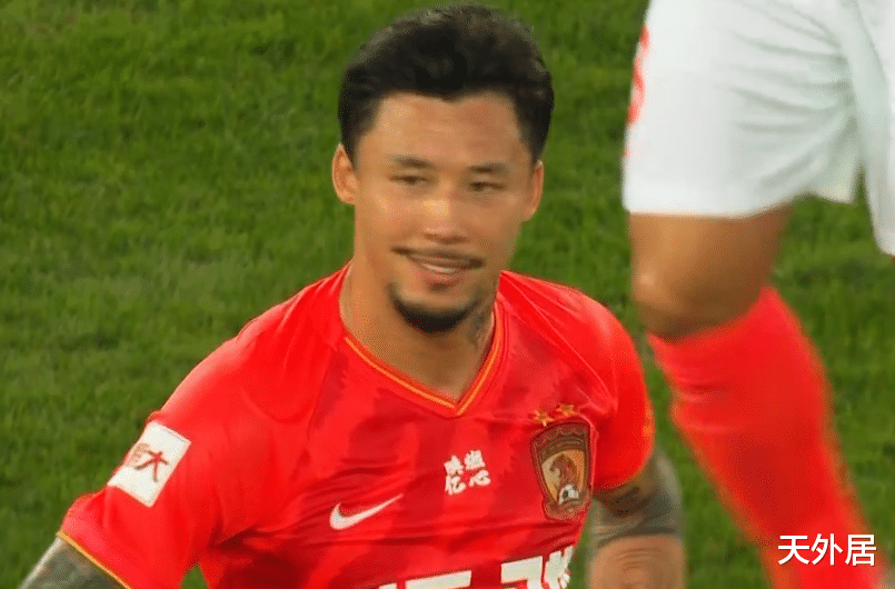 广州恒大|恒大获点，苏宁5人“围攻”裁判！17分钟后，张琳芃被红牌罚下！