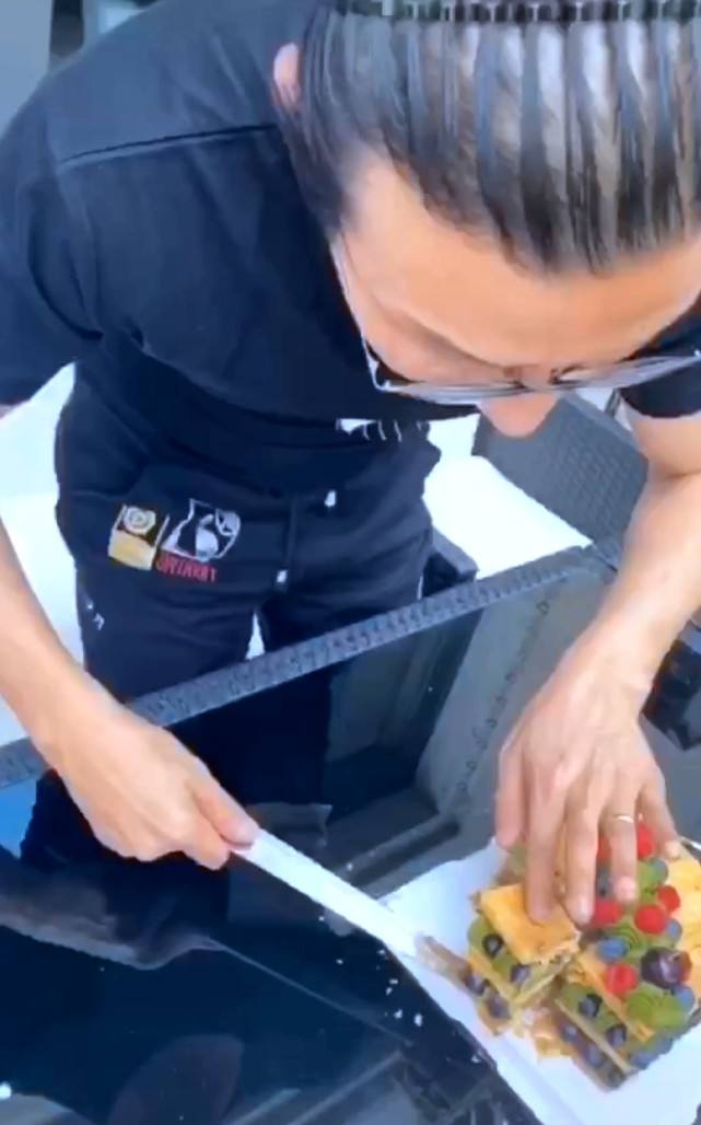 汪峰▲汪峰晒家庭乐曝光头顶发量稀少，半岁儿子首露正面鼻子高挺肉嘟嘟