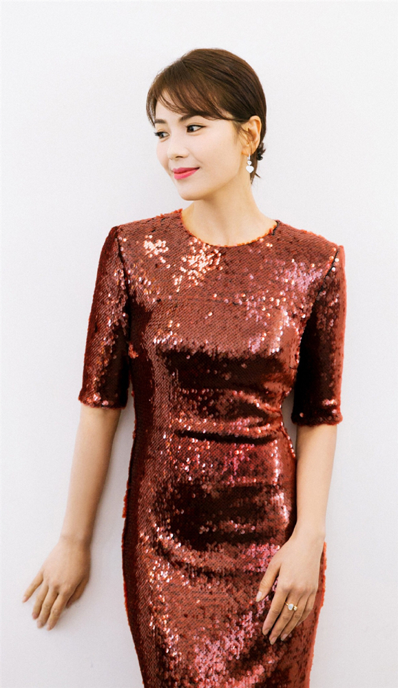 穿衣搭配|用裙装表达减龄！刘涛红衣红唇，41岁气质迷人，不愧为国民媳妇