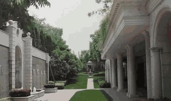 ?带你看看李连杰住的豪宅，颇有欧洲建筑物的范，可惜无人居住了