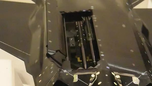 日本@疯狂的日本人！自主研发隐身战斗机，弹仓就像轰炸机