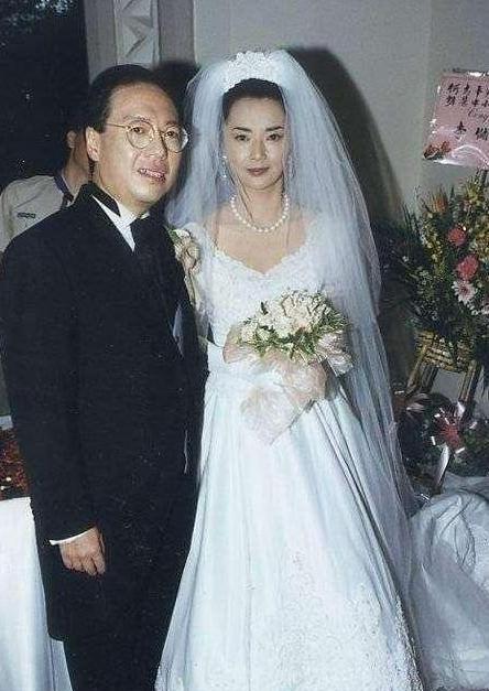胡慧中|前夫为她自首被当街枪杀,胡慧中转身嫁豪门,20年后遭到“报应”