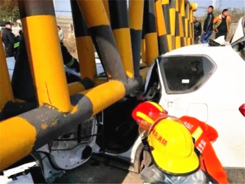 哈弗H6|哈弗H6被限高杆压扁，看到车主的状态后，网友：这就是国产“神车”？