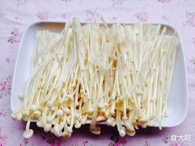 金针菇|此菜被称为人体“推粪机”，1周吃2次，促进肠道蠕动排出黑臭宿便