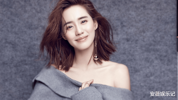 『黄龄』《浪姐》成员出道前，黄龄是排球选手，张萌是钢琴老师，她是村官