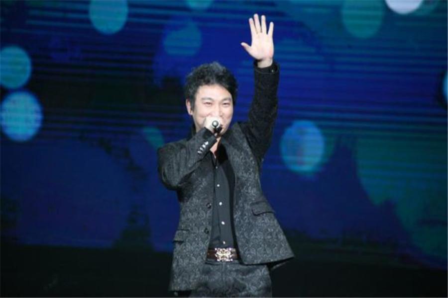 |20岁因为一首歌走红,24岁差点被砍掉下巴,陈少华如今怎么样了