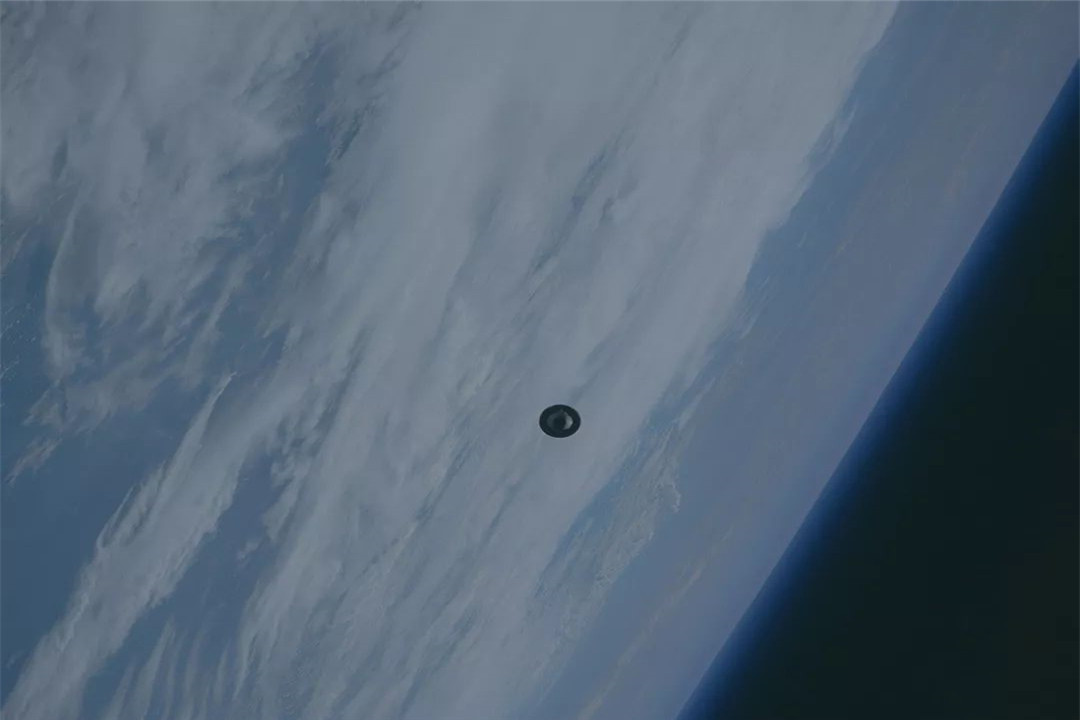 外星人|美国航天飞机拍到不明物，疑似外星人“监测器”，地球被盯上了？