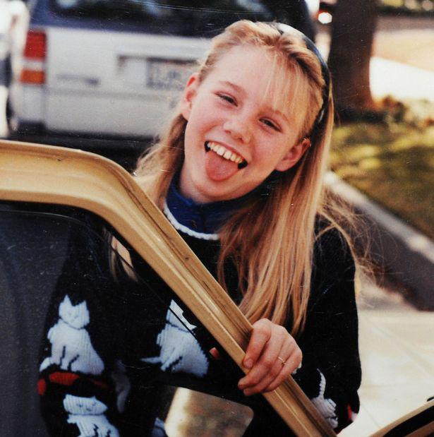 睹图|女孩被一对夫妻绑架18年生下2个孩子，得救后获赔1, 37亿