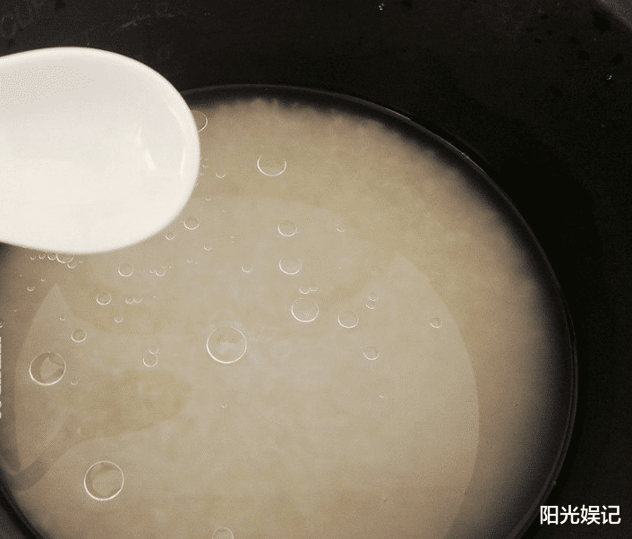 【】蒸米饭，还在直接加水煮？记住3点，晶莹剔透，颗粒分明，香喷喷