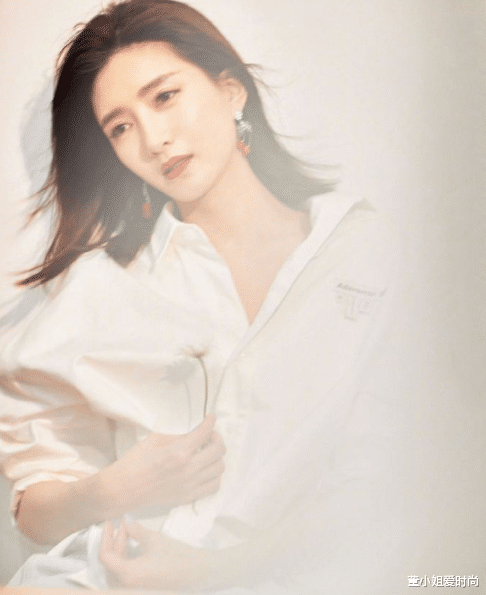 穿衣搭配@江疏影把衬衫穿“火”了，搭配性感红唇又飒又美，33岁女人学着点