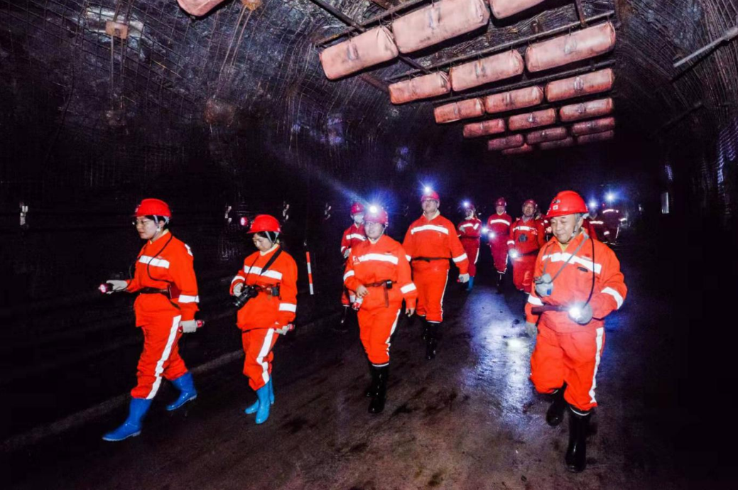 「稀土」2000亿大订单被中国霸气取消,美国反应激烈:别,一定要卖给我!